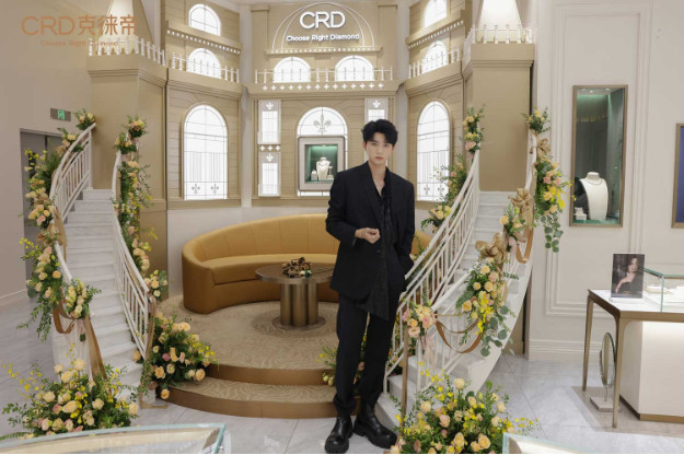 CRD品牌摯友周翊然，親臨武漢恒隆，雙色交織，因愛繩結(jié)！